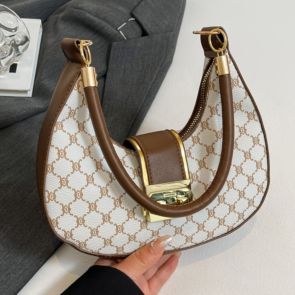 Geometric Schoudertas – Elegant design with gold details