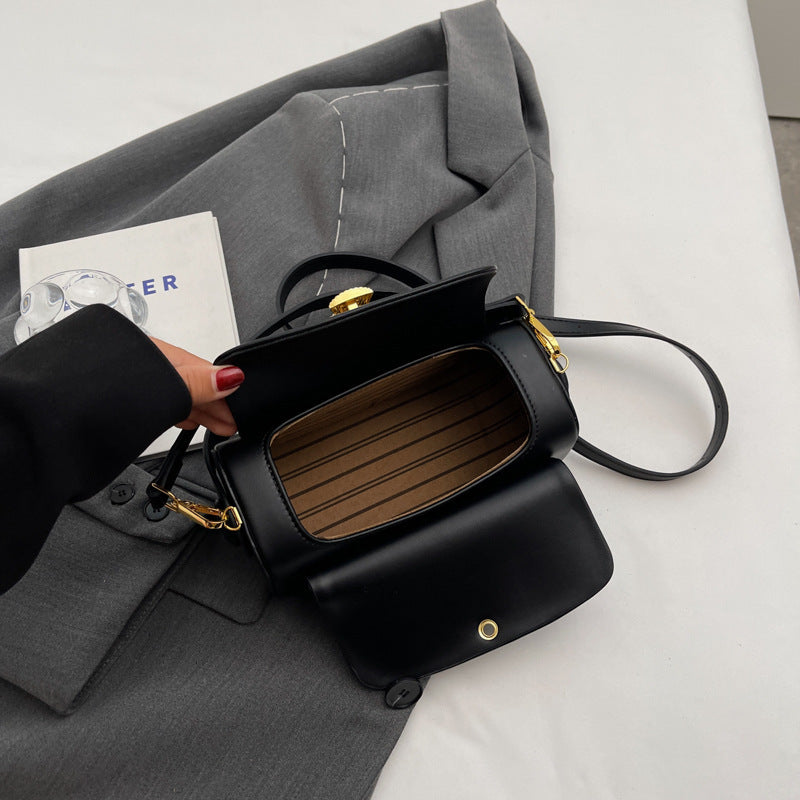 Black Cylinderbag – Strak Design with Gold Sluiting