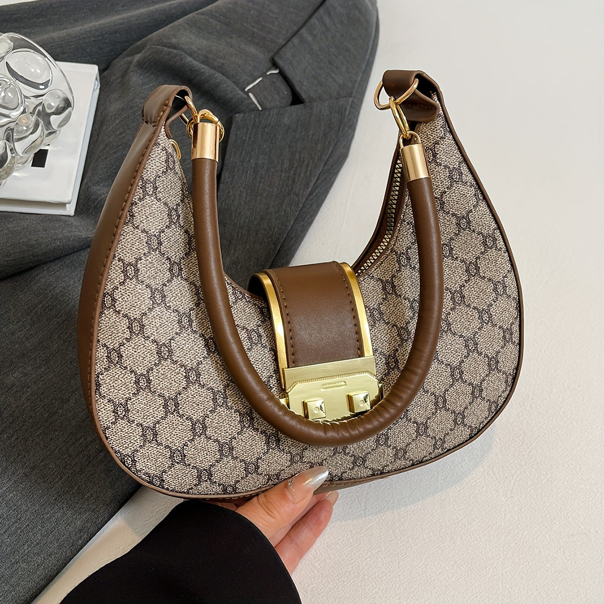 Geometric Schoudertas – Elegant design with gold details